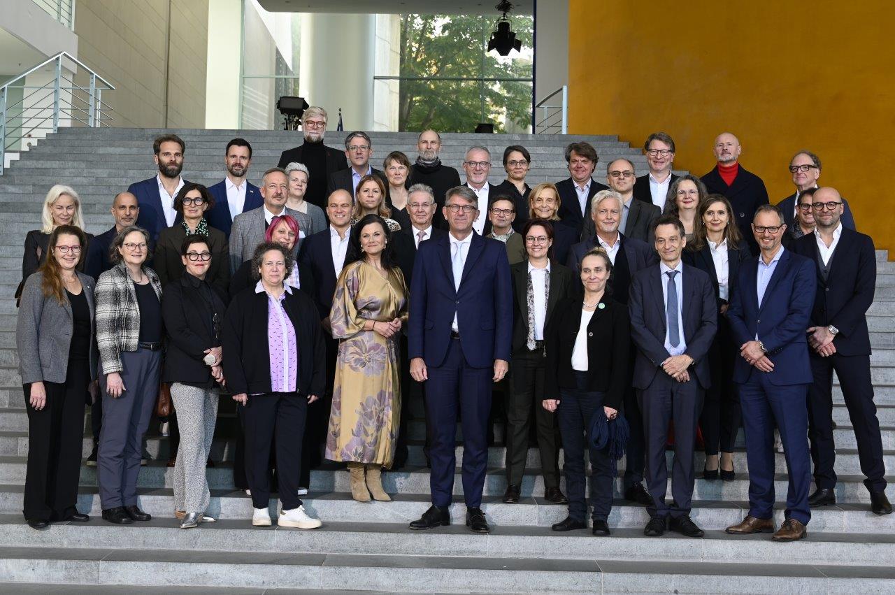 Gruppenfoto mit Vertreter*innen von Politik und Verbänden